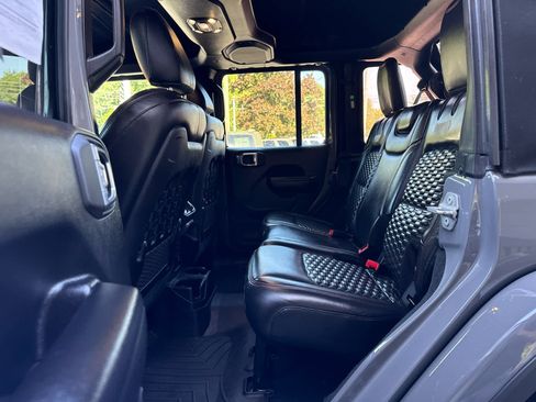 Used 2021 Jeep Wrangler Unlimited Rubicon w/ Xtreme Recon 35" Tire Package AWD/4WD image 21