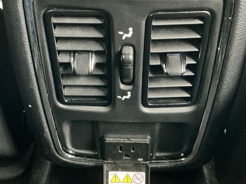 Used 2020 Jeep Grand Cherokee Altitude image 21