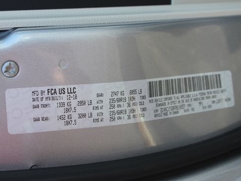 Used 2019 Chrysler Pacifica Touring Plus w/ Tire & Wheel Group FWD image 33