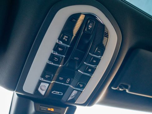 Used 2025 Porsche Macan image 22