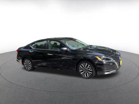 Used 2025 Nissan Altima 2.5 SV FWD image 2