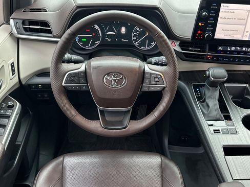 Used 2023 Toyota Sienna Platinum image 16