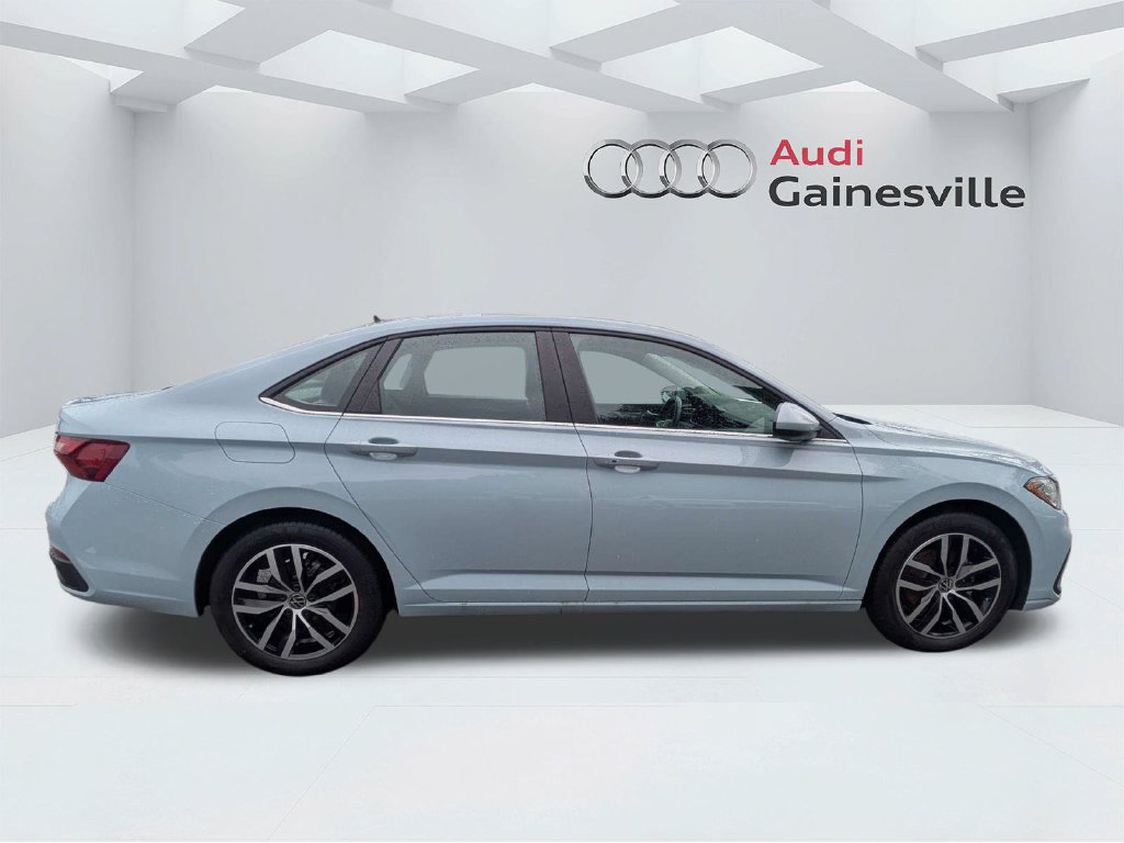 Used 2026 Volkswagen Jetta SE FWD image 2