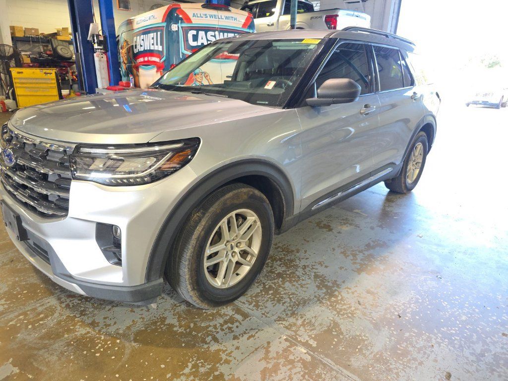 Used 2025 Ford Explorer Active w/ Active Comfort Package RWD image 1