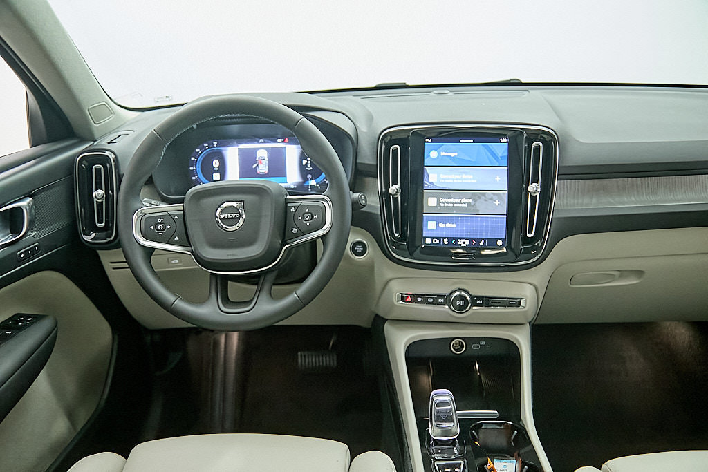 Certified 2023 Volvo XC40 B5 Plus w/ Protection Package Premier AWD/4WD image 25