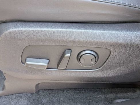 Used 2023 Kia Carnival EX FWD image 22