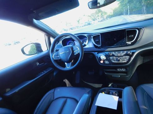 Used 2025 Chrysler Pacifica Select FWD image 2
