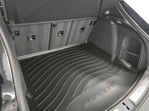 Certified 2024 Porsche Macan image 20