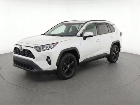 Used 2021 Toyota RAV4 XLE w/ Convenience Package FWD image 3