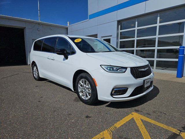 Used 2025 Chrysler Pacifica Select FWD image 1