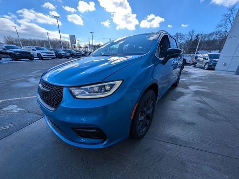 New 2026 Chrysler Pacifica Select w/ S Appearance Package image 9