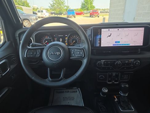 Used 2024 Jeep Gladiator Sport AWD/4WD image 16