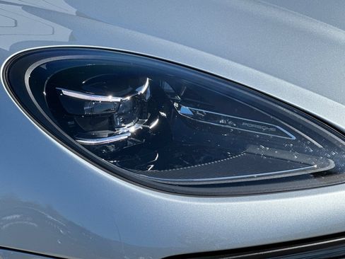Used 2025 Porsche Macan AWD/4WD image 37
