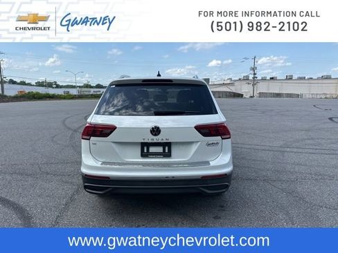 Used 2023 Volkswagen Tiguan SE w/ Panoramic Sunroof Package FWD image 6