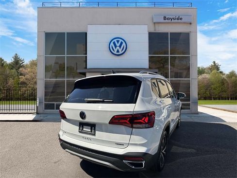 Certified 2022 Volkswagen Taos SE image 2
