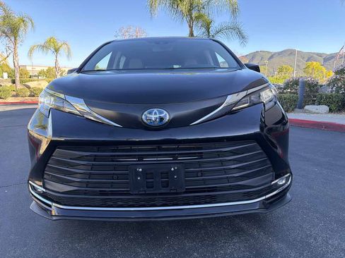 Used 2024 Toyota Sienna XLE FWD image 30