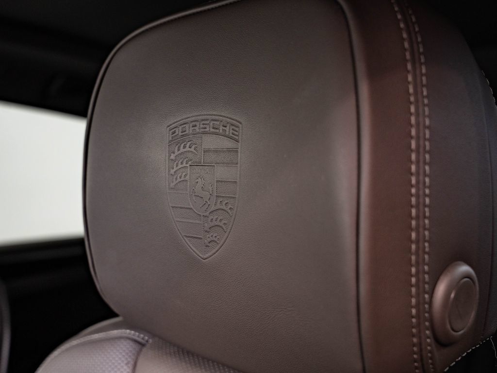 Used 2024 Porsche Macan AWD/4WD image 39