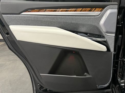 Used 2025 Cadillac Escalade Sport Platinum image 38