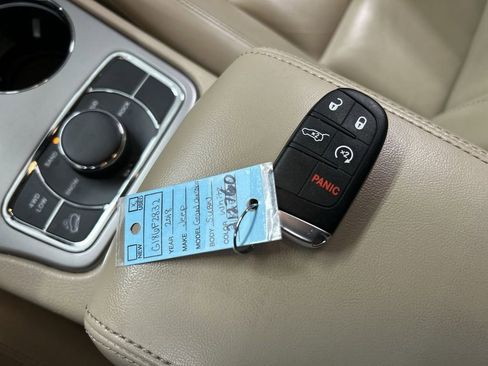 Used 2018 Jeep Grand Cherokee Limited image 12