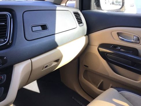 Used 2015 Kia Sedona SX FWD image 32
