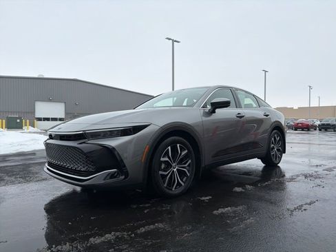 Certified 2023 Toyota Crown Limited image 3