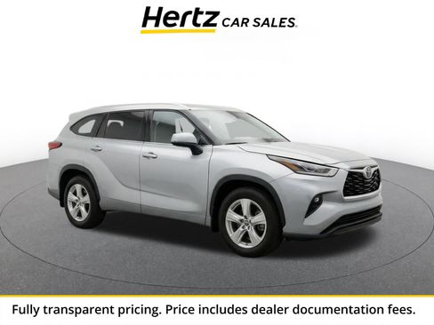 Used 2025 Toyota Highlander LE FWD image 1