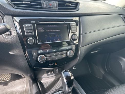 Used 2018 Nissan Rogue SV image 15