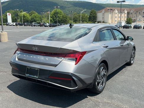 Certified 2025 Hyundai Elantra Limited FWD image 7