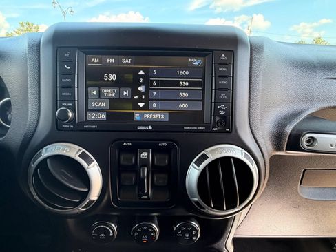 Used 2014 Jeep Wrangler Unlimited Sahara w/ Dual Top Group AWD/4WD image 15