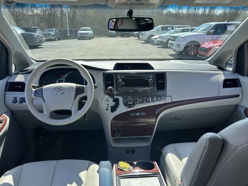 Used 2014 Toyota Sienna XLE image 9