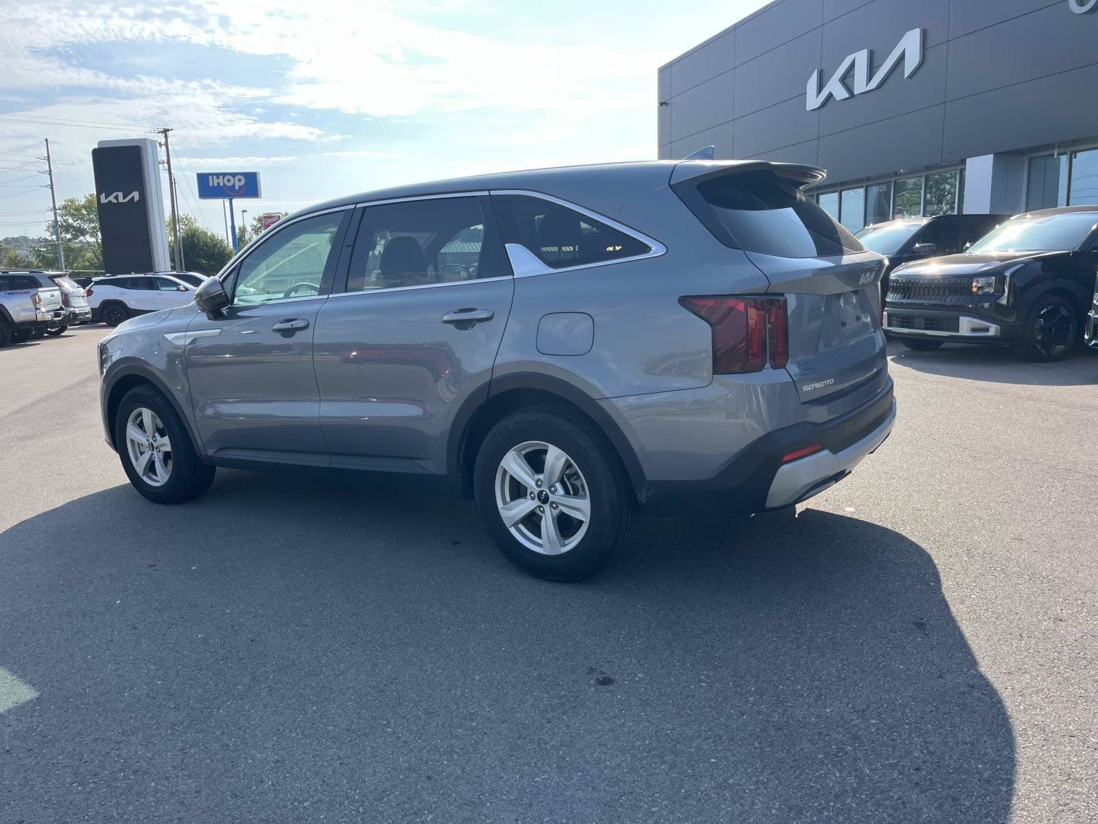 Used 2025 Kia Sorento LX FWD image 6