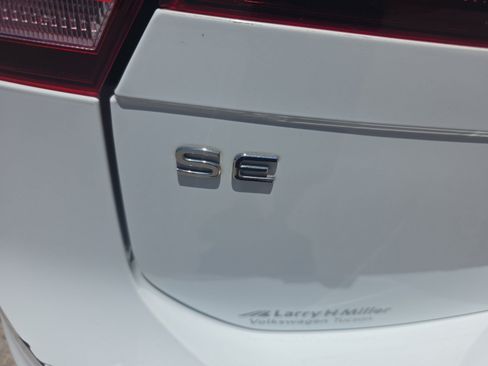 Used 2022 Volkswagen Tiguan SE w/ Panoramic Sunroof Package FWD image 24