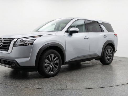 Used 2025 Nissan Pathfinder SV image 3
