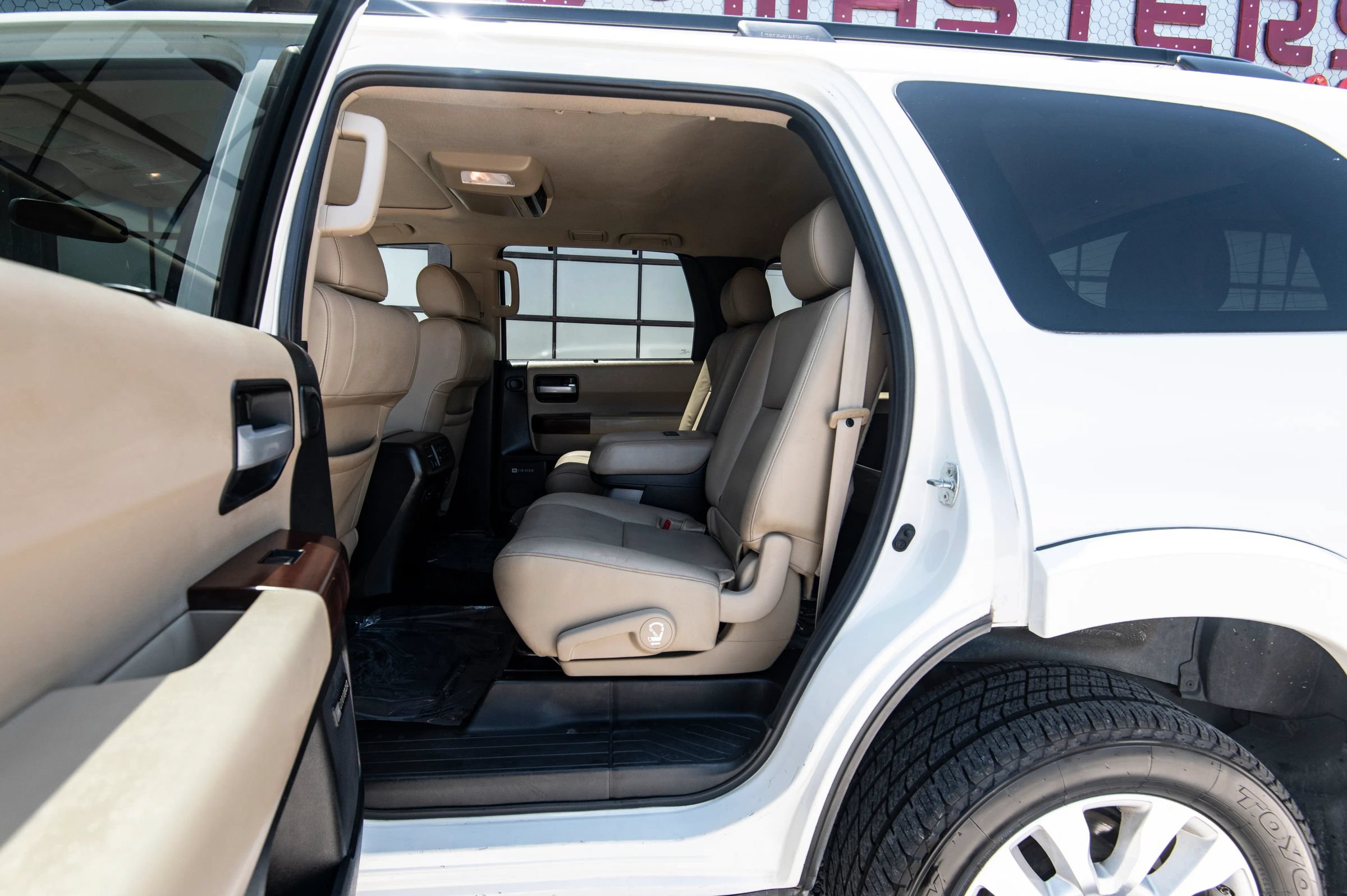 Used 2014 Toyota Sequoia Platinum AWD/4WD image 28
