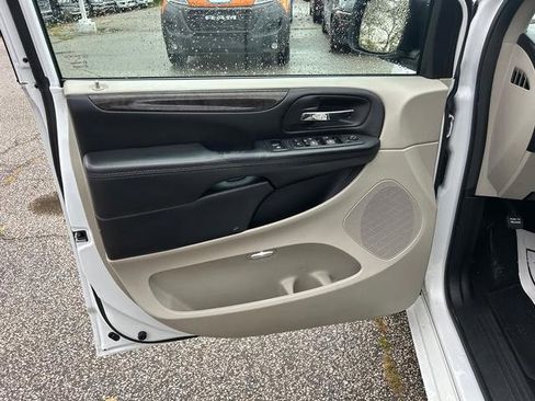 Used 2019 Dodge Grand Caravan SE w/ UConnect Hands-Free Group image 10