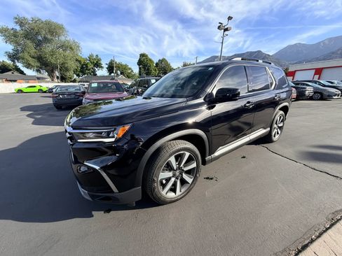 Used 2025 Honda Pilot Touring image 7