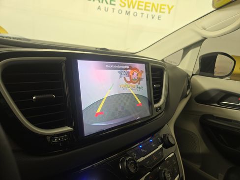 Used 2022 Chrysler Pacifica Touring-L image 22