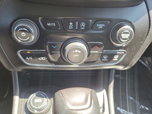 Used 2020 Jeep Cherokee Latitude Plus w/ Cold Weather Group AWD/4WD image 25