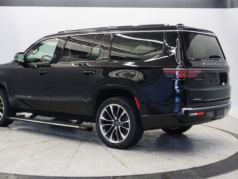 Used 2023 Jeep Wagoneer Series III w/ Premium Group I image 3