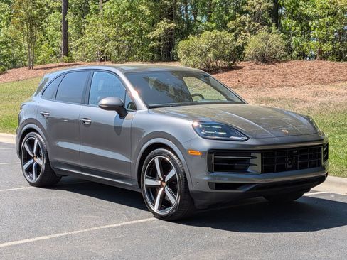 Certified 2025 Porsche Cayenne AWD/4WD image 9