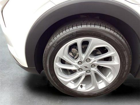 Used 2022 Chevrolet Bolt EUV LT w/ Driver Confidence Package image 9