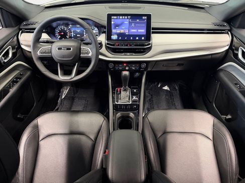 Used 2025 Jeep Compass Limited AWD/4WD image 3