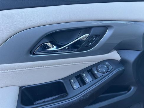 Used 2023 Chevrolet Traverse LS image 9