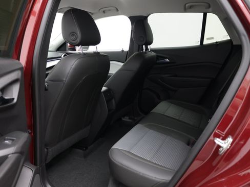 Used 2025 Chevrolet Trax LT w/ LT Convenience Package FWD image 27