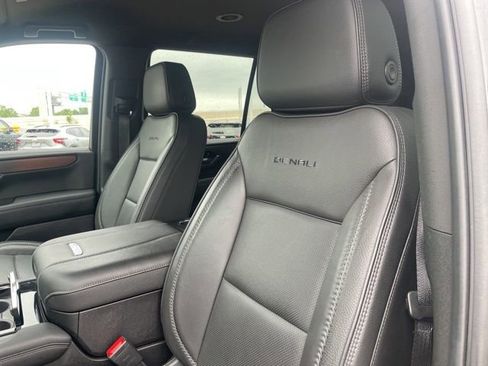 Used 2025 GMC Yukon Denali AWD/4WD image 12