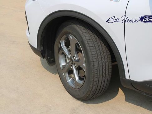 Used 2025 Ford Escape ST-Line w/ Tech Pack #1 FWD image 9