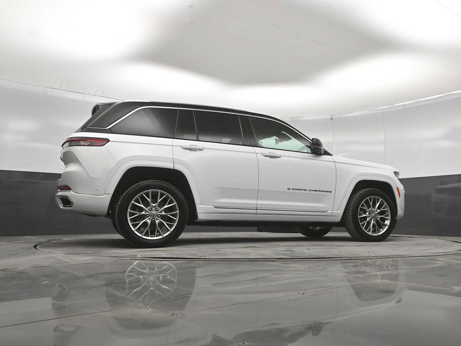 Used 2022 Jeep Grand Cherokee Summit w/ Advanced Protech Group IV AWD/4WD image 38