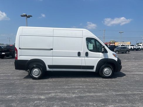 Used 2025 RAM ProMaster 2500 w/ Convenience Group image 10