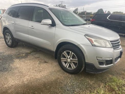 Used 2017 Chevrolet Traverse LT FWD image 3