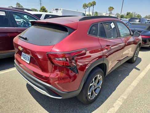 Used 2025 Chevrolet Trax LT FWD image 5